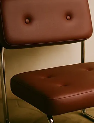 Detalle de silla vintage restaurada con tapizado marrón en Mallorca