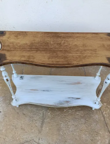 Mesa auxiliar de madera restaurada con acabado blanco envejecido en Mallorca