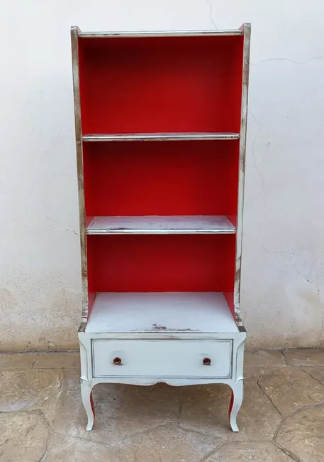 Mueble blanco restaurado en Mallorca.