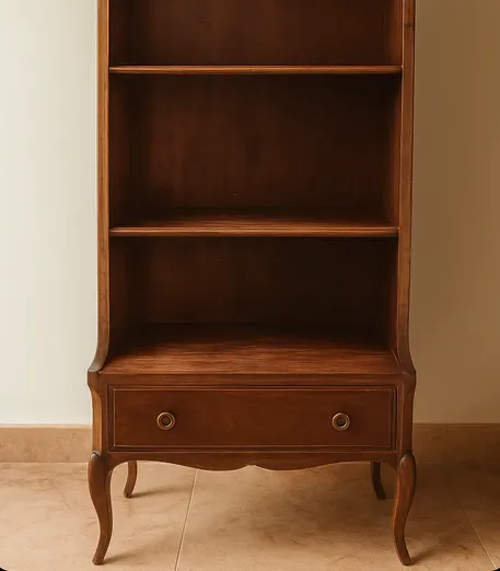 Estantería de madera con cajón inferior restaurada en Mallorca.