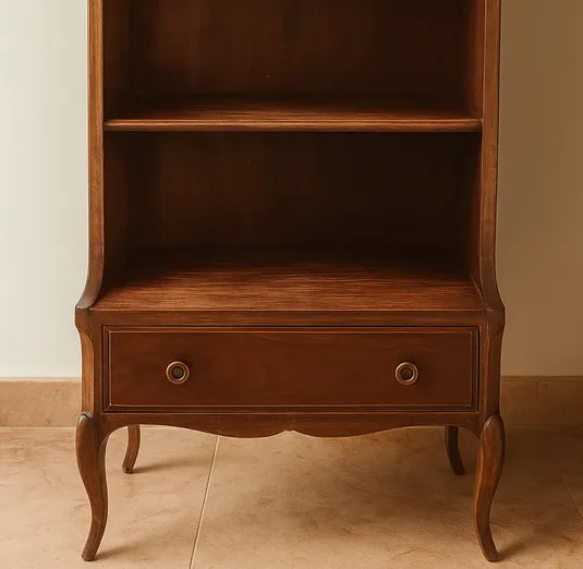 Estantería de madera con cajón inferior, restaurada de forma sostenible en Mallorca